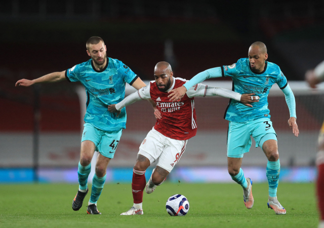 리버풀 나다니엘 필립스(왼쪽)와 파비뉴(오른쪽)이 아스날 라카제트와 경합을 펼치고 있다. AFP연합뉴스