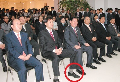 2006년 오세훈 당시 서울시장이 페라가모 제품으로 추정되는 구두를 신고 있는 모습. 중구자치신문 캡처