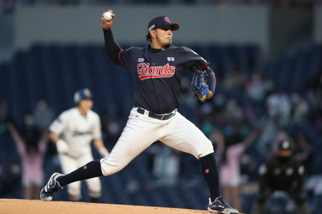 롯데 자이언츠 선발 투수 앤더슨 프랑코가 6일 창원 NC 파크에서 열린 NC 다이노스와의 프로야구 원정경기에서 역투하고 있다. 연합뉴스