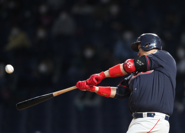 롯데 자이언츠 이대호가 6일 창원 NC 파크에서 열린 NC 다이노스와의 프로야구 원정경기에서 3회초 만루 홈런을 치고 있다. 연합뉴스