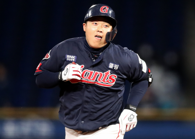 롯데 자이언츠 한동희가 6일 창원 NC 파크에서 열린 NC 다이노스와의 프로야구 원정경기에서 9회초 3점 홈런포를 터뜨리며 승부에 쐐기를 박았다. 연합뉴스