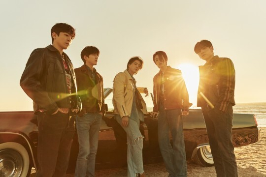 밴드 데이식스가 19일 발매하는 미니 7집 ‘더 북 오브 어스: 네겐트로피-카오스 스왈로드 업 인 러브’를 마지막으로 북 시리즈를 매듭짓는다. JYP엔터테인먼트 제공