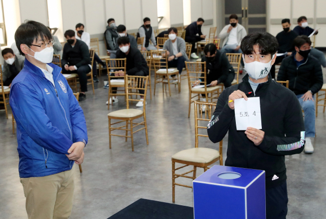 국내 최고 권위를 자랑하는 제58회 청룡기 전국고교축구대회 참가팀 대표자들이 19일 부산일보사 대강당에서 예선 대진표를 확정하기 위해 조 추첨을 하고 있다. 강원태 기자 wkang@