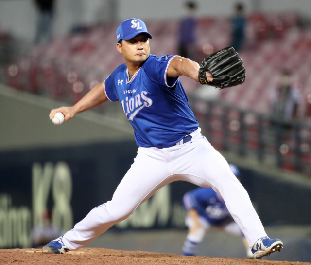 24일 광주-기아챔피언스필드에서 열린 2021 KBO 프로야구 삼성 라이온즈와 KIA 타이거즈의 경기에서 삼성 오승환이 8-3으로 앞선 9회 말에 등판 투구하고 있다. 연합뉴스