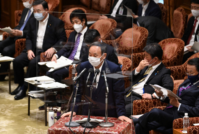 스가 요시히데 일본 총리는 10일 중·참의원 예산위원회에 출석해 도쿄올림픽·패럴림픽 취소 가능성을 부인했다. AFP연합뉴스