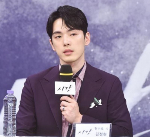 사생활 노출과 소속사와 갈등으로 논란을 빚었던 배우 김정현이 소속사 오앤엔터테인먼트와 계약 만료를 알리며 입장을 밝혔다. 사진은 2018년 드라마 ‘시간’ 제작발표회에 참석한 김정현. MBC 제공