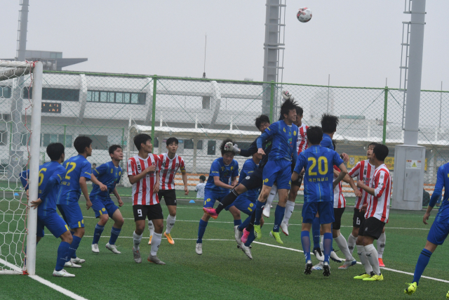 부산일보사와 대한축구협회 공동 주최로 15일 개막한 제58회 청룡기 전국고등학교축구대회 예선 1라운드 경기에서 맞붙은 충북 제천제일고(파란색 유니폼)와 부산 부경고 선수들이 골다툼을 벌이고 있다. 이날 제천제일고가 2-0으로 승리했다.