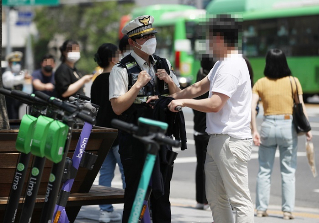 경찰은 지난 14일부터 안전장구를 착용하지 않은 전동 킥보드 이용자에 대한 단속을 강화하고 있다. 연합뉴스