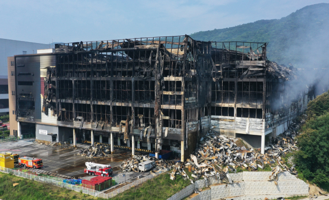 지난 17일 화재가 발생한 경기도 이천시 마장면 쿠팡 덕평물류센터가 20일 오전 폭격을 맞은 듯 뼈대를 드러내고 있다. 연합뉴스