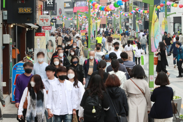 부산시가 ‘2040부산도시기본계획’을 수립하면서 계획인구를 얼마나 줄일지 고심한다. 앞서 수립된 2030년 계획인구는 410만 명이었지만, 2021년 현재 부산시 인구는 336만 명까지 줄어든 상태다. 지난해 부산 광복동 거리가 인파로 붐비는 모습. 부산일보DB