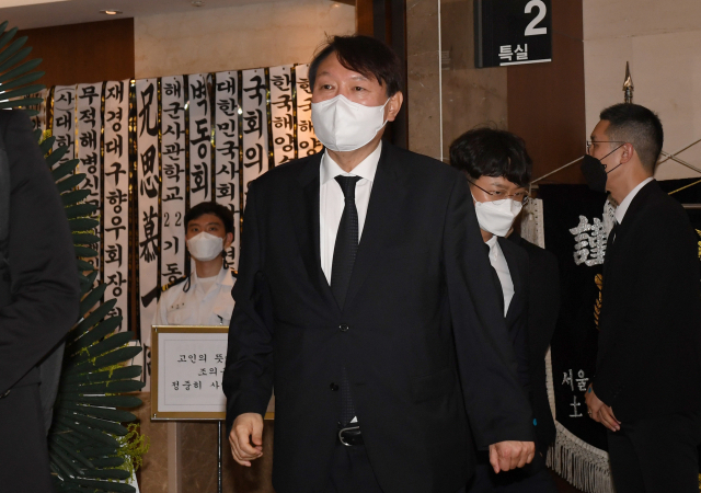 윤석열 전 검찰총장이 8일 최재형 전 감사원장의 부친 최영섭 예비역 해군 대령 빈소를 찾아 조문을 마친 뒤 나서고 있다. 국회사진기자단