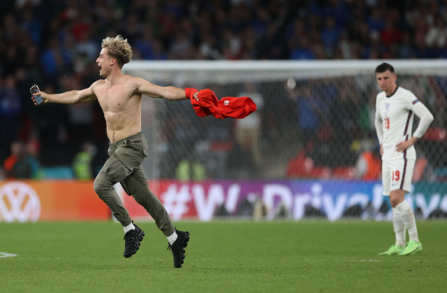 유럽축구연맹이 유로2020 결승전 관중 난동과 관련해 잉글랜드축구협회 징계 절차를 시작했다. 사진은 이탈리아와 잉글랜드의 유로2020 결승전 도중 그라운드에 관중이 난입한 모습. AFP연합뉴스