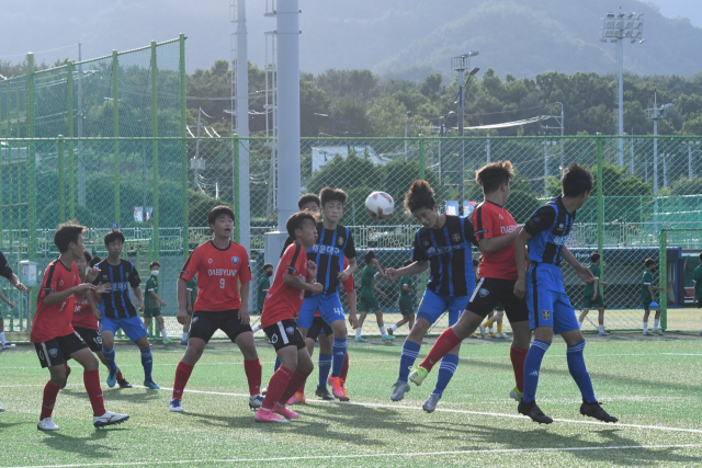 부산일보사와 대한축구협회가 공동 주최하는 제58회 청룡기 전국중학교축구대회가 25일 경남 고성군에서 개막됐다. 고성 스포츠파크3구장에서 열린 경남대병FC와 부산해운대구FC의 경기에서 양 팀 선수들이 볼을 다투고 있다.