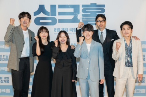 영화 ‘싱크홀’ 출연진이 2일 오후 서울 용산구 CGV아이파크몰에서 열린 언론배급시사회와 기자간담회에 참석해 포즈를 취하고 있다. 사진은 배우 이광수, 김혜준, 권소현, 남다름, 차승원, 김성균(왼쪽부터). 쇼박스 제공