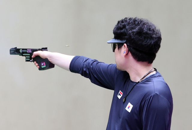 한국 남자 사격 대표팀 한대윤이 2일 도쿄 아사카 사격장에서 열린 도쿄올림픽 남자 25m 속사권총 결선에서 과녁을 조준하고 있다. 연합뉴스