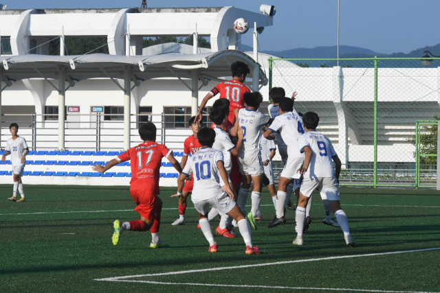 4일 제58회 청룡기 전국 중학교축구대회 준결승전에서 맞붙은 충북글로벌선진중과 전남순천FC 선수들이 공을 다투고 있다.