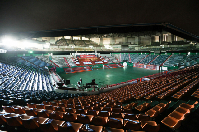 남자농구 KT 소닉붐이 떠난 부산사직실내체육관에 여자농구 BNK썸이 둥지를 튼다. 사직체육관의 새 주인이 된 BNK썸의 지난 시즌 경기 모습(왼쪽)과 KT가 연고이전으로 떠나며 불꺼진 채 비어있는 사직체육관. 부산일보DB