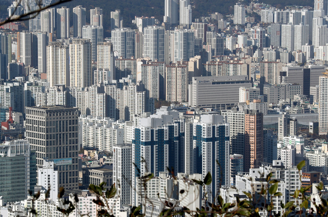 부산 연제 동래구 일대 아파트와 고층빌딩 모습.부산일보DB