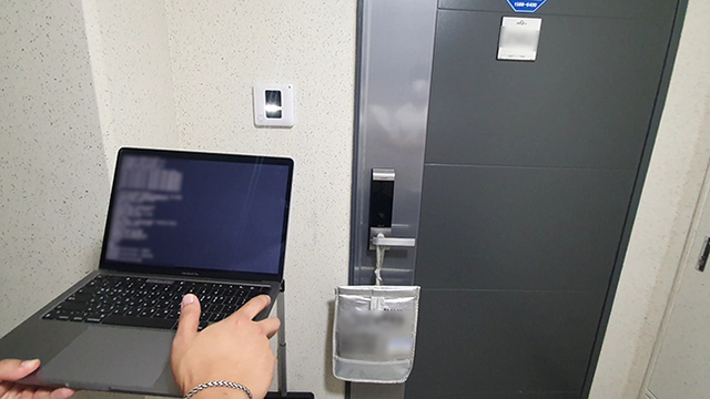 사진은 지난 21일 경남 한 아파트에서 홈네트워크 해킹으로 현관문을 여는 모습. 김성현 기자