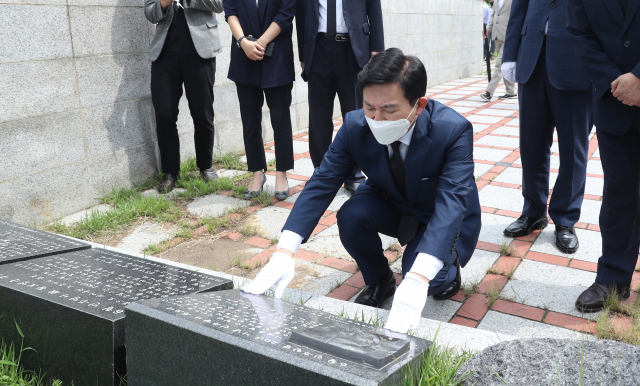 국민의힘 원희룡 대선 예비후보가 31일 부산 중구 민주공원을 참배하고 있다. 정대현 기자 jhyun@