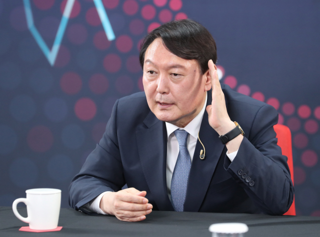 국민의힘 윤석열 대선 경선 예비후보가 12일 서울 여의도 중앙당사에서 경선 예비후보 12명을 대상으로 진행된 유튜브 라이브 방송 '올데이 라방'에 출연하고 있다. 연합뉴스