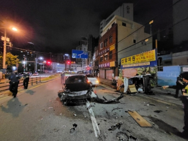 지난 4일 오전 2시 30분께 면허가 없는 10대 고등학생이 친구 3명을 태우고 운전하다 도로에 주차된 차량 4대를 잇달아 들이받았다. 부산경찰청 제공