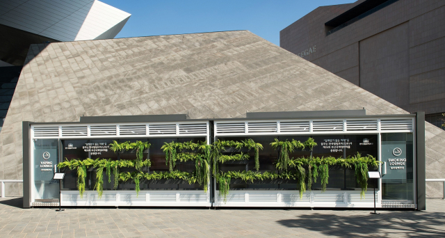 한국필립모리스는 지난 6일부터 15일까지 제26회 부산국제영화제(BIFF)가 열리는 영화의 전당 두레라움 광장에 설치한 전자 담배 전용 공간인 ‘베이핑룸’과 일반 담배 전용 공간인 ‘스모킹룸. 한국필립모리스 제공