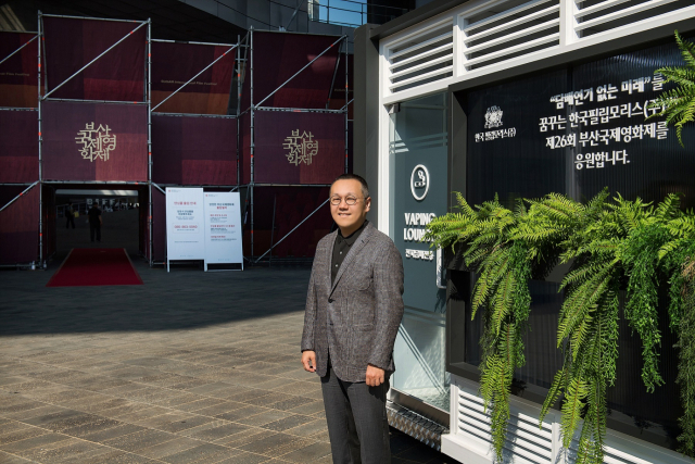 한국필립모리스는 지난 6일부터 15일까지 제26회 부산국제영화제(BIFF)가 열리는 영화의 전당 두레라움 광장에 설치한 전자 담배 전용 공간인 ‘베이핑룸’과 일반 담배 전용 공간인 ‘스모킹룸. 한국필립모리스 제공