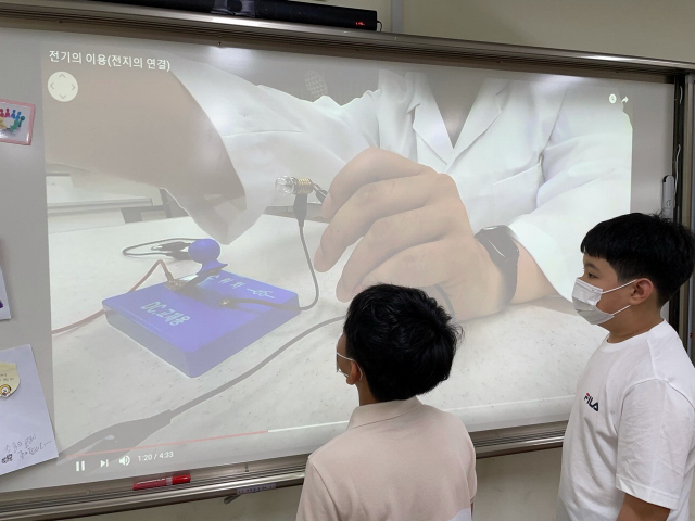 메타버스를 적용한 동명대 강의 장면(위쪽)과 강동초등의 가상과학실 활용 모습. 동명대·부산시교육청 제공