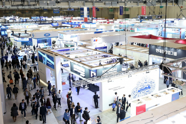 ‘제22회 국제 조선 및 해양산업전’(KOMARINE 2021)이 19~22일 부산 벡스코에서 열린다. 2년 전 열린 제21회 코마린 행사 장면. 리드케이훼어스(유) 제공