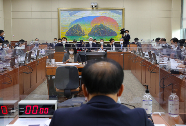 국회 정무위원회의 금융위원회, 금융감독원 등에 대한 2021년도 종합국정감사가 21일 국회에서 열리고 있다. 연합뉴스