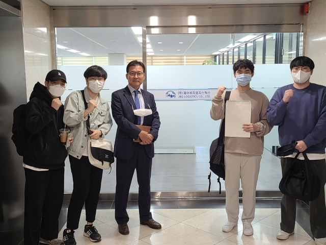 동명대 항만물류시스템학과 학생들이 점심시간을 활용 항만해양물류업체를 찾아 실무를 익히 뒤 기념사진을 찍었다. 동명대 제공