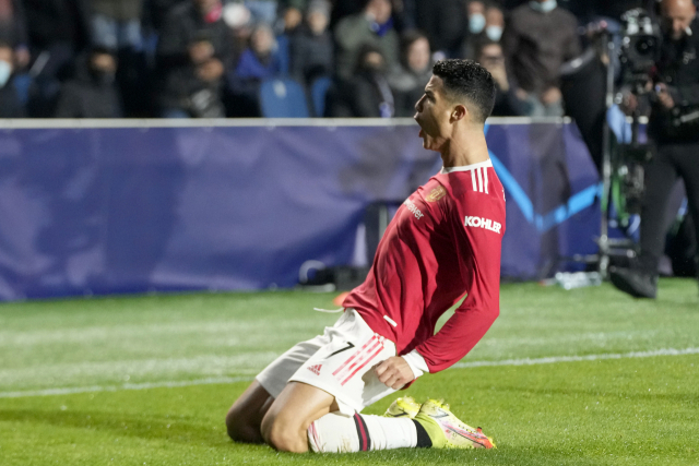 2일(현지시간) 열린 유럽축구연맹(UEFA) 챔피언스리그(UCL) 조별리그 F조 4차전 아탈란타(이탈리아) 대 맨체스터 유나이티드(잉글랜드)의 경기에서 맨유의 크리스티아누 호날두가 두 번째 골을 넣은 뒤 세리머니를 펼치고 있다. AP연합뉴스