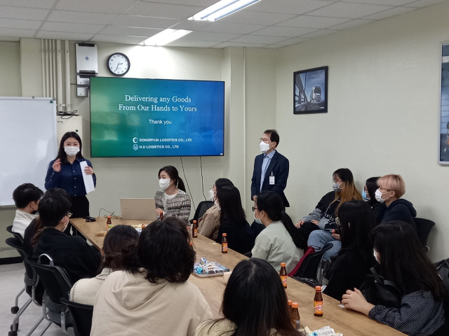 동명대 항만물류시스템학과는 올 3월부터 베트남 유학생 28명을 대상으로 항만물류 실무 교육을 진행하고 있다. 항만물류 실무 강의를 듣고 있는 베트남 유학생들. 동명대 제공