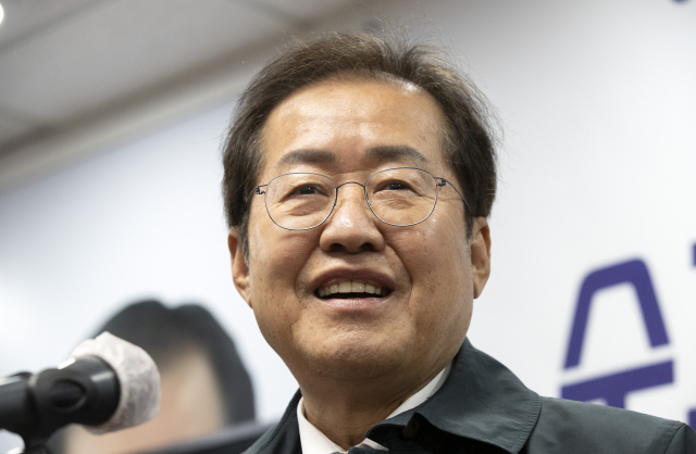 홍준표 국민의힘 의원이 지난 8일 서울 영등포구 여의도 BNB타워에서 열린 jp희망캠프 해단식에서 인사말을 하고 있다. 연합뉴스