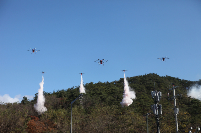 산림항공본부가 효율적인 산불대응을 위해 기존 산불진화헬기와 지상진화인력뿐 아니라 진화용 드론을 도입한다. 산림항공본부 제공