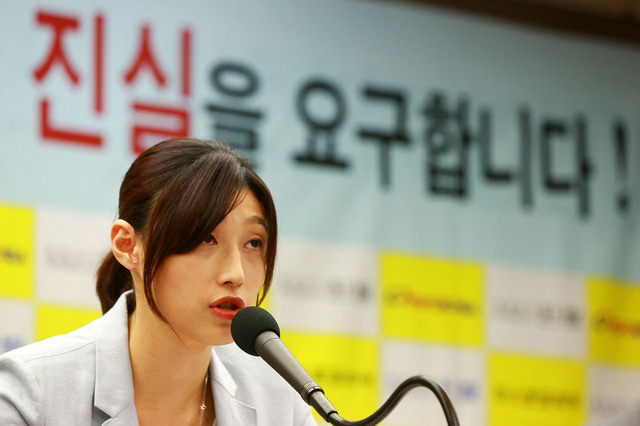 김연경이 지난 2013년 서울 중구 프레스센터에서 '임의 탈퇴' 처분과 관련, 기자회견을 갖고 자신의 입장을 밝히고 있다. 연합뉴스