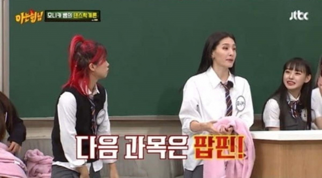 댄서 모니카(왼쪽 두번째)가 JTBC 예능 '아는형님'에서 댄스 장르인 '팝핀'에 대해 설명하고 있다. JTBC '아는형님' 방송화면 캡처