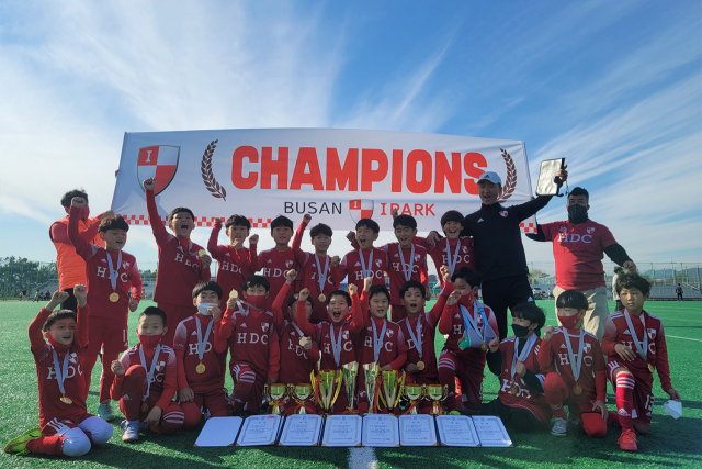 부산아이파크 심화반 U8, U10 선수단이 2021 부산진구 i리그( i-LEAGUE)에서 우승을 차지한 후 기념촬영을 하고 있다. 부산아이파크 제공