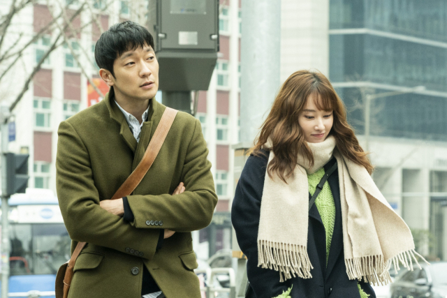 부산일보가 1958년 국내 최초로 제정한 영화상인 부일영화상 여우주연상을 올해 수상한 배우 전종서가 영화 ‘연애 빠진 로맨스’에서 색다른 매력을 발산한다. 아래쪽은 이 영화에서 감정에 솔직한 스물 아홉 자영을 연기한 전종서. CJ ENM 제공