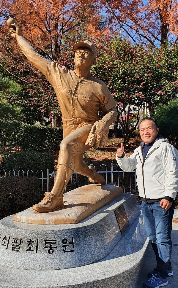 김평호 신임 롯데 자이언츠 1군 주루·외야코치가 부산 사직야구장 정문 인근 ‘무쇠팔 최동원’ 동상에서 파이팅을 외치고 있다.