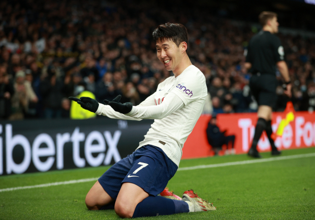 5일 잉글랜드 프로축구 프리미어리그 노리치 시티와 홈 경기에서 리그 6호골을 터트린 후 스파이더맨 세리머니를 하는 손흥민. 로이터연합뉴스