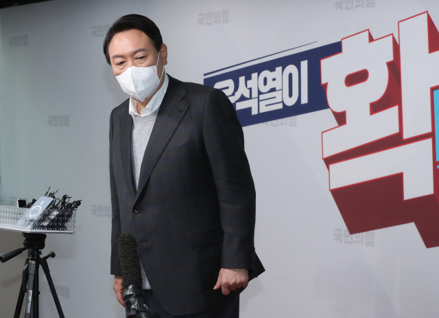 국민의힘 윤석열 대선 후보가 17일 서울 여의도 당사에서 배우자 김건희씨를 둘러싼 각종 논란과 관련해 “국민 여러분께 심려를 끼쳐서 죄송하다”고 사과한 뒤 기자들의 질문을 듣고 있다. 연합뉴스