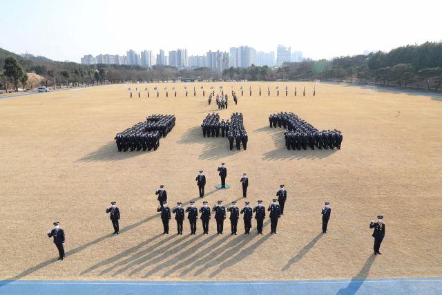 29일 공군 교육사령부에서 부사관 후보생들이 제241기 임관식을 알리는 퍼포먼스를 했다. 공군 제공
