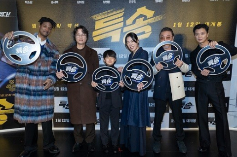 영화 ‘특송’ 출연 배우들이 30일 오후 서울 광진구 롯데시네마 건대입구에서 열린 언론시사회와 기자간담회에 참석해 포즈를 취하고 있다. (왼쪽부터) 배우 한현민, 송새벽, 정현민, 염혜란, 김의성, 연우진. NEW 제공