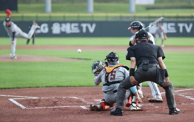 KBO는 2022시즌부터 스트라이크 존을 유연하게 적용해 타자 신장에 맞춰 선수 개인별로 스트라이크 존을 정한다. 올 시즌 스트라이크 존은 좌우로 넓어지고, 높이의 상한선도 조금 높아진다. 이에 따라 볼넷 개수는 줄어들 것으로 보인다. 부산일보DB