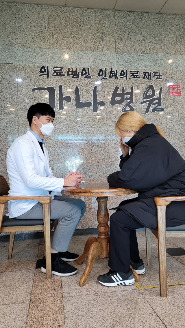 가나병원 김재진 진료과장이 우울증 상담을 진행하고 있다. 가나병원 제공