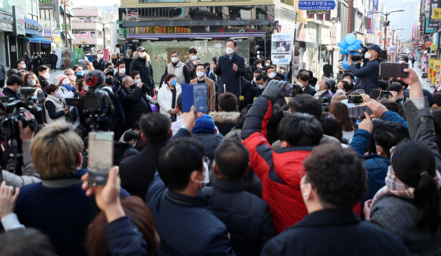 더불어민주당 이재명 대선후보가 24일 경기도 이천시 이천중앙로문화의거리에서 즉석연설을 통해 지지를 호소하고 있다. 연합뉴스