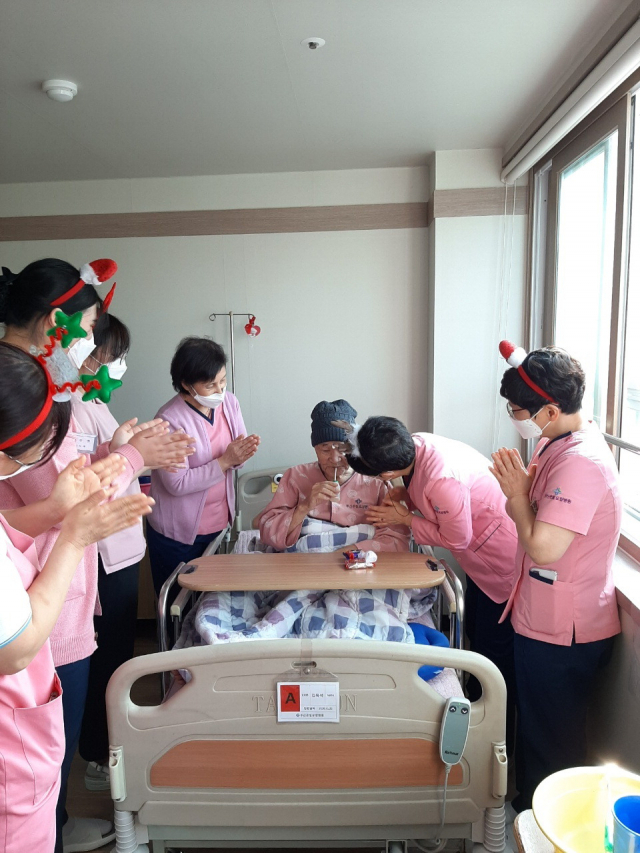 부산은빛요양병원은 처음 입원한 환자들을 위해 3차례 환영식을 갖고 간식을 나눠 먹는다. 환자 입장을 이해하기 위해 직원들이 자발적으로 기저귀 차기 체험도 한다. 부산은빛요양병원 제공