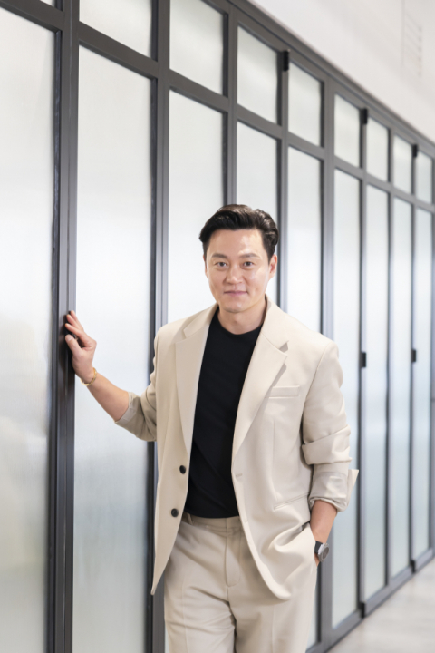 티빙 오리지널 ‘내과 박원장’에서 초짜 개원의로 변신한 배우 이서진. 티빙 제공